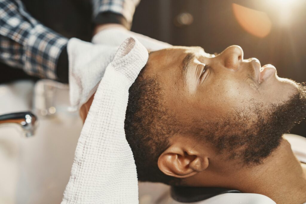 homme qui se sèche les cheveux